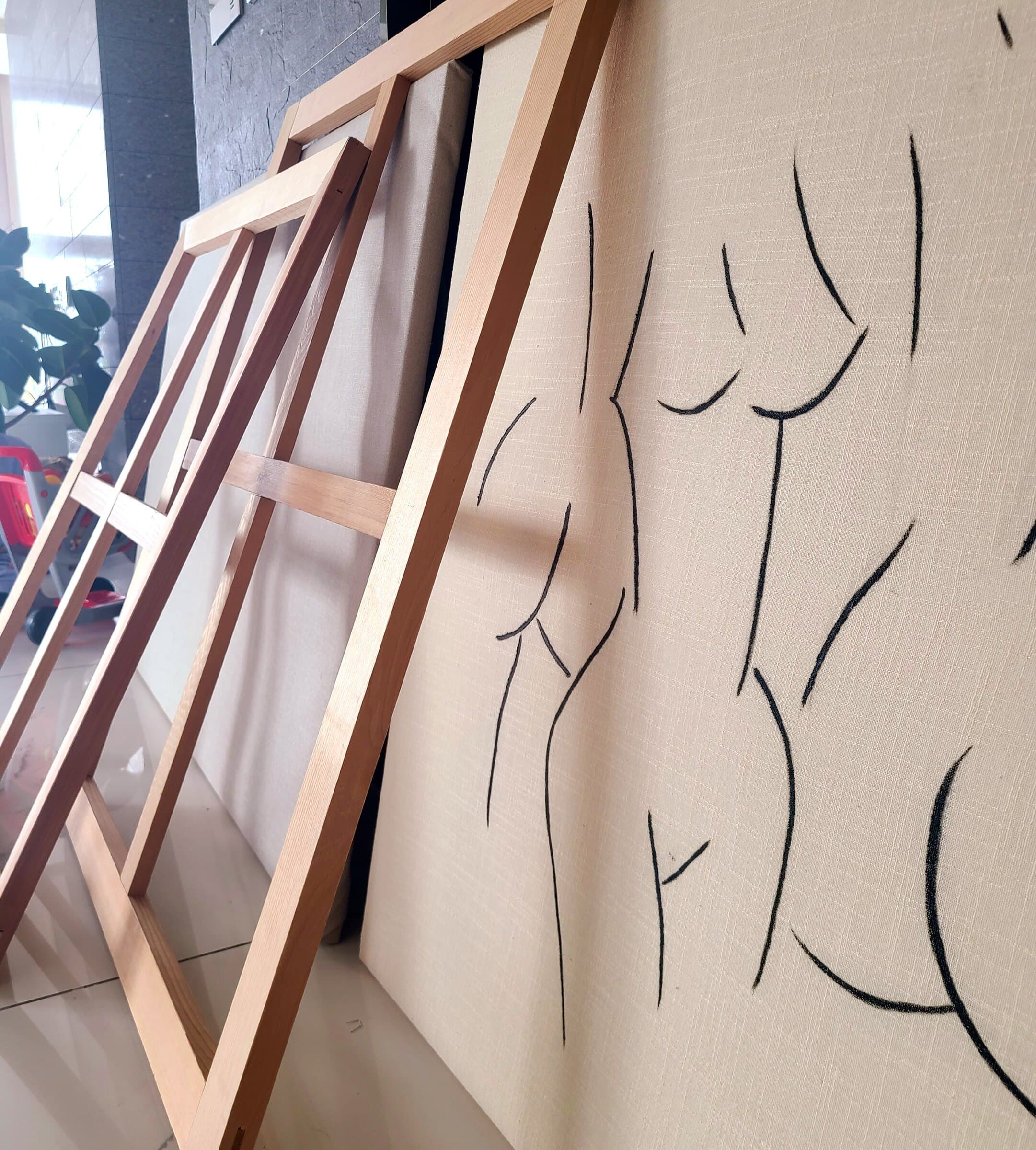 Women, linen canvas in the studio